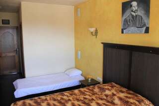 Отель Boutique Hotel Colosseo Сандански Двухместный номер с 1 кроватью и дополнительной кроватью (для 3 взрослых)-1